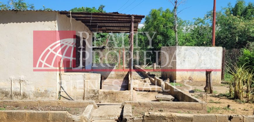 EXTENSO TERRENO CON CONSTRUCCIÓN EN VENTA