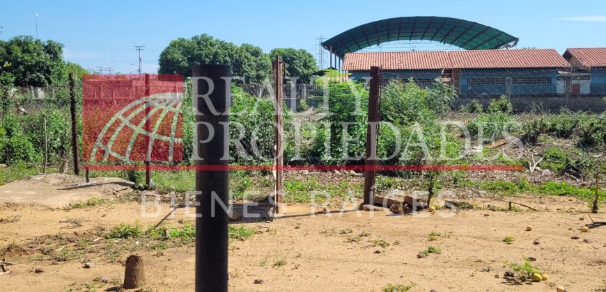 EXTENSO TERRENO CON CONSTRUCCIÓN EN VENTA