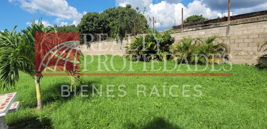 TERRENO CERCADO + CONSTRUCCIÓN EN VENTA