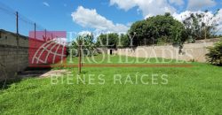 TERRENO CERCADO + CONSTRUCCIÓN EN VENTA