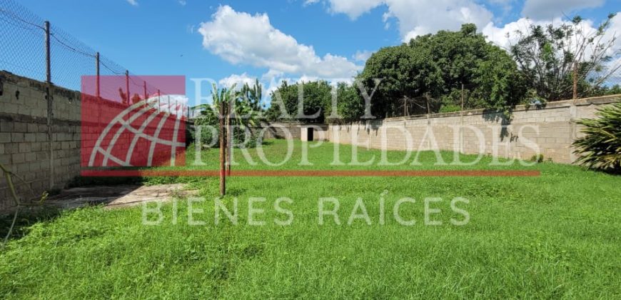 TERRENO CERCADO + CONSTRUCCIÓN EN VENTA