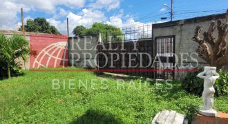 TERRENO CERCADO + CONSTRUCCIÓN EN VENTA