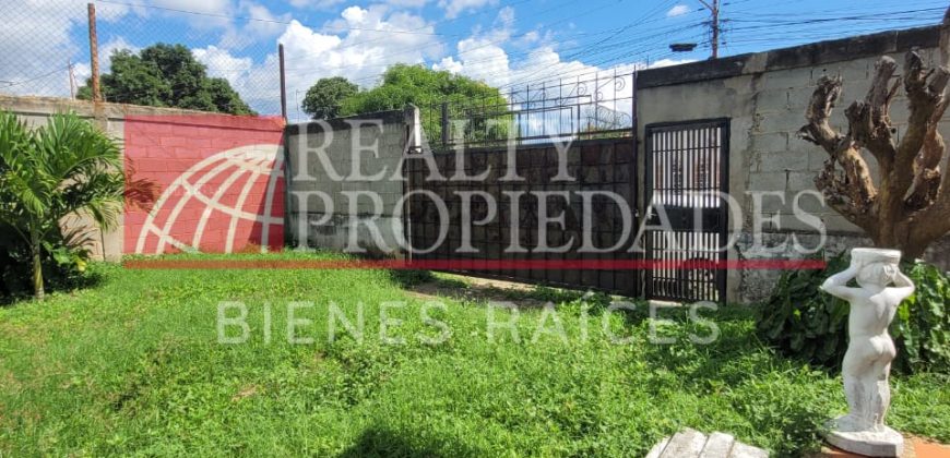 TERRENO CERCADO + CONSTRUCCIÓN EN VENTA