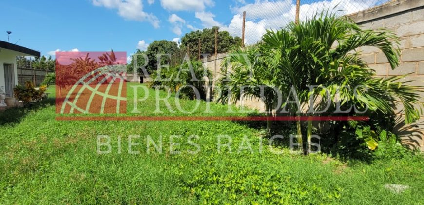 TERRENO CERCADO + CONSTRUCCIÓN EN VENTA