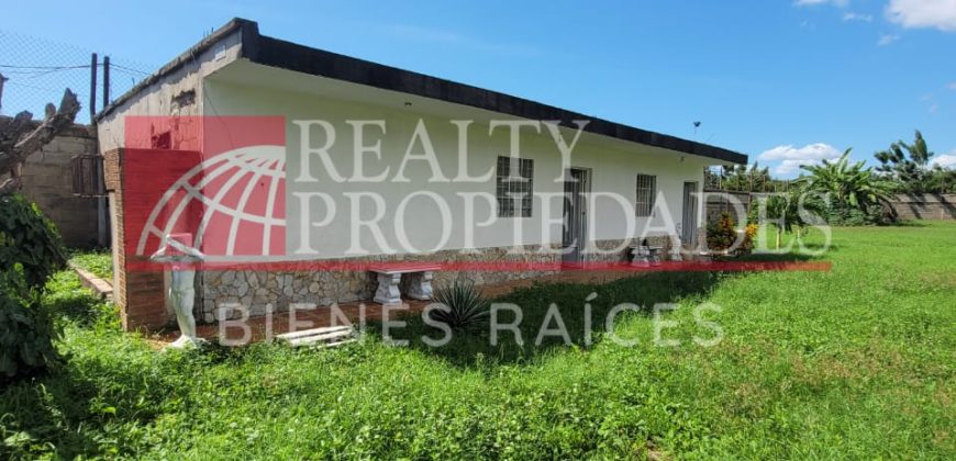 TERRENO CERCADO + CONSTRUCCIÓN EN VENTA