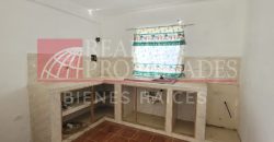 TERRENO CERCADO + CONSTRUCCIÓN EN VENTA