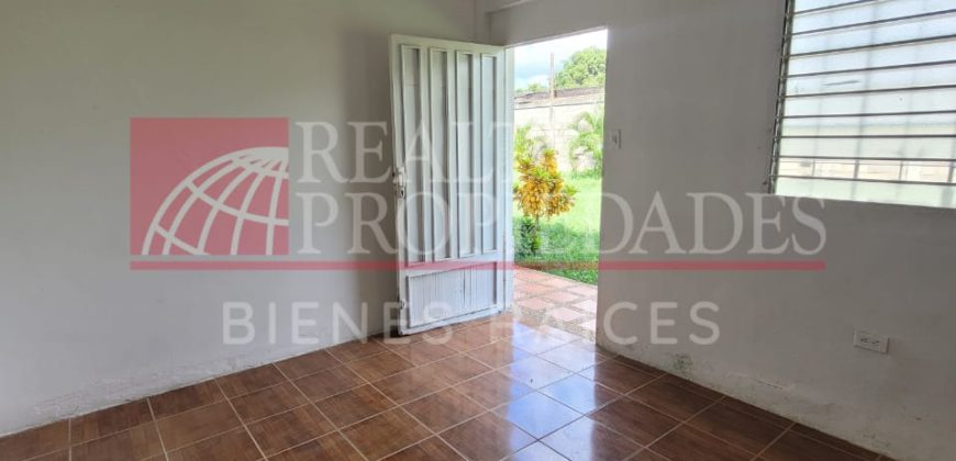 TERRENO CERCADO + CONSTRUCCIÓN EN VENTA