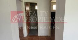 TERRENO CERCADO + CONSTRUCCIÓN EN VENTA