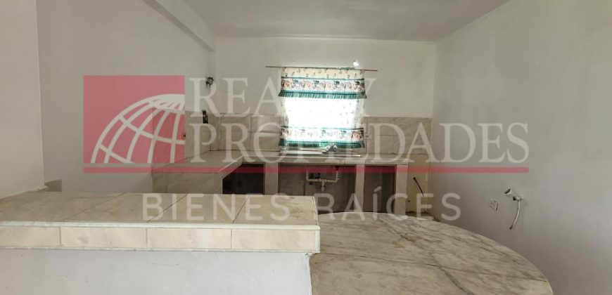 TERRENO CERCADO + CONSTRUCCIÓN EN VENTA