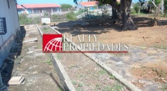 EXTENSO TERRENO CON CONSTRUCCIÓN EN VENTA