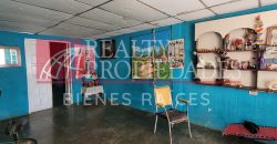 DE OPORTUNIDAD: CASA EN EXTENSO TERRENO EN VENTA
