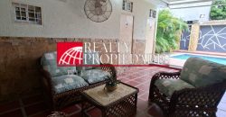 EN EL CASCO CENTRAL: HERMOSA CASA CON PISCINA COMPLETAMENTE AMOBLADA EN ALQUILER