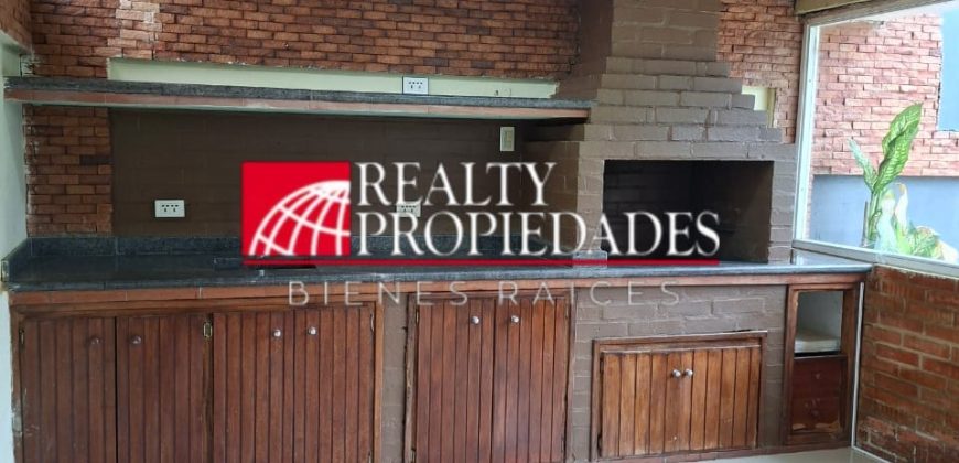 EN EL CASCO CENTRAL: HERMOSA CASA CON PISCINA COMPLETAMENTE AMOBLADA EN ALQUILER