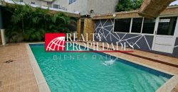 EN EL CASCO CENTRAL: HERMOSA CASA CON PISCINA COMPLETAMENTE AMOBLADA EN ALQUILER
