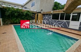 EN EL CASCO CENTRAL: HERMOSA CASA CON PISCINA COMPLETAMENTE AMOBLADA EN ALQUILER