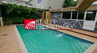 EN EL CASCO CENTRAL: HERMOSA CASA CON PISCINA COMPLETAMENTE AMOBLADA EN ALQUILER