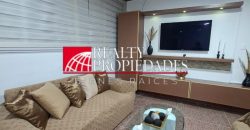 EN EL CASCO CENTRAL: HERMOSA CASA CON PISCINA COMPLETAMENTE AMOBLADA EN ALQUILER