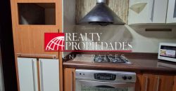 EN EL CASCO CENTRAL: HERMOSA CASA CON PISCINA COMPLETAMENTE AMOBLADA EN ALQUILER