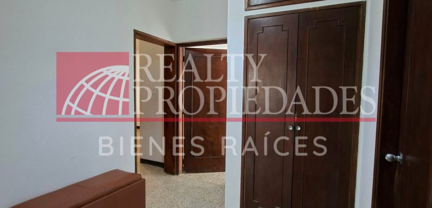 CASCO CENTRAL: IMPECABLE CASA COMERCIAL EN ESQUINA EN VENTA