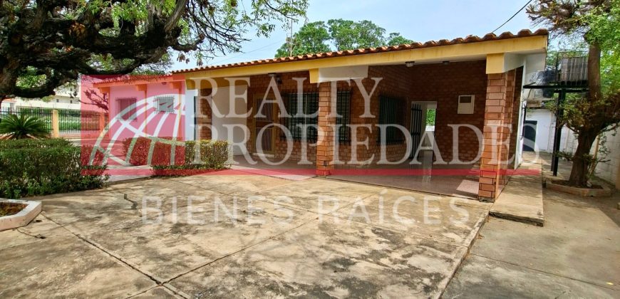 CASCO CENTRAL: IMPECABLE CASA COMERCIAL EN ESQUINA EN VENTA