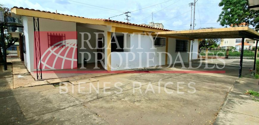 CASCO CENTRAL: IMPECABLE CASA COMERCIAL EN ESQUINA EN VENTA