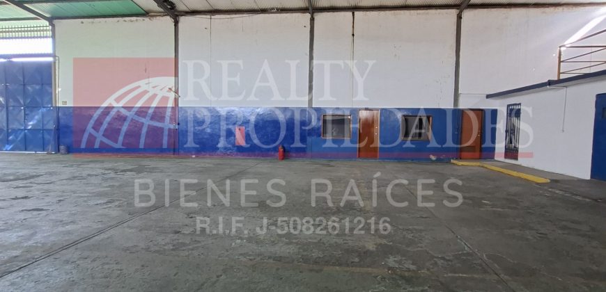 EXCELENTE GALPÓN CON OFICINAS EN ALQUILER